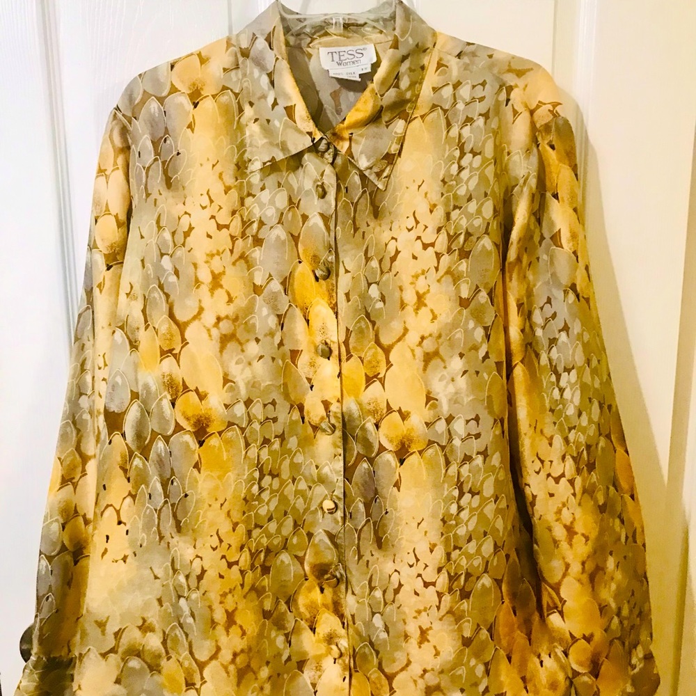 Ladies long sleeve Blouse. 100% silk. buttons down front. Size 1X